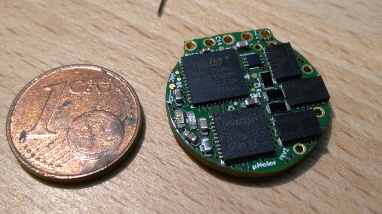 micro-motor (µMotor) vor dem Reflow-Löten. Ein-Cent-Münze zum Größenvergleich.